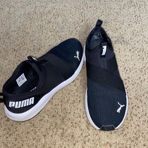 Women’s puma size 8.5 tennis shoes black white optimal comfort